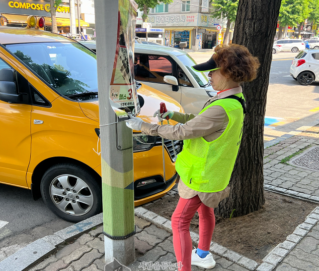 개학기 맞아 학교 주변 불법 광고물 일제 정비