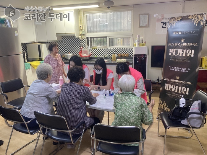 무더운 여름, 네일아트로 활력 충전…동구노인복지관 ‘가꿈이교실’ 운영