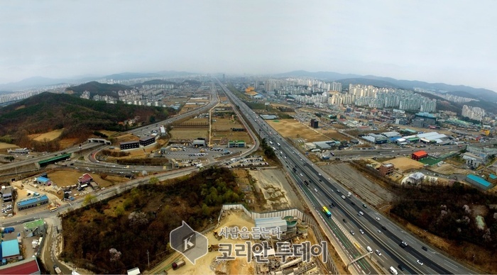 Welcome to the passing of the preliminary feasibility study on the Gyeongbu Expressway project