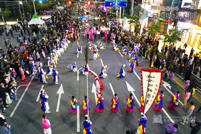 안성 바우덕이 축제, 전야제 행사 길놀이 퍼레이드 개최!