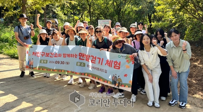 용인특례시 보건소, 건강 챙기는 ‘맨발길 걷기 행사’ 성황리에 개최