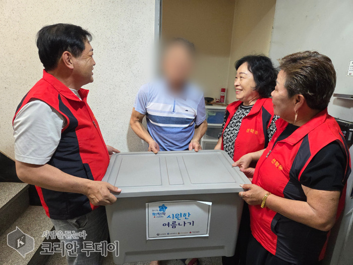 “무더운 여름, 함께 이겨내요” 연수구 주민자치회, 취약계층 30가구에 여름나기 물품 전달