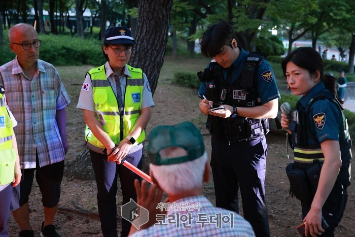 구로구, 전국 최초 야간 치매 실종 대응 훈련…주민 150여 명 참여