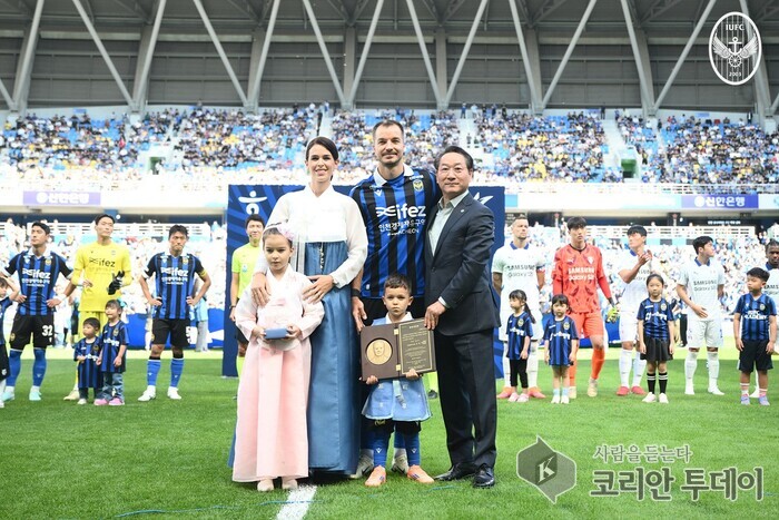 인천시, 스테판 무고사에 ‘인천광역시 명예시민증’ 수여
