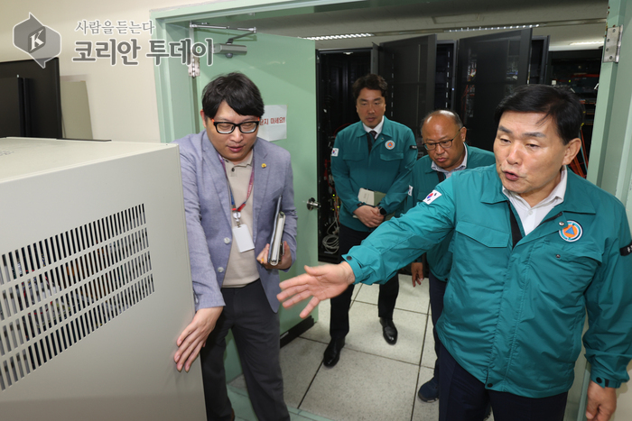 옹진군, 국가정보원 화재 여파 ‘민원 마비’ 총력 대응…문경복 군수 직접 전산실 점검
