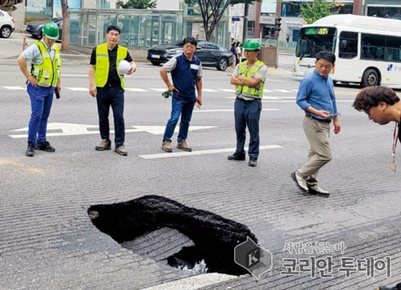 서울 관악구 도로서 땅 꺼짐…KT구로타워 인근 1차로 통제